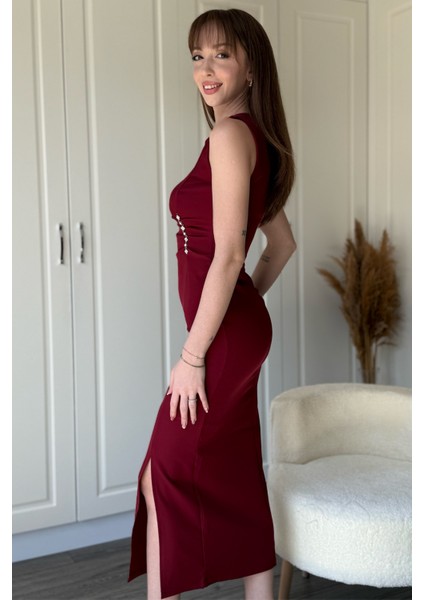 Taş Detaylı Yırtmaçlı Drapeli Bordo Elbise