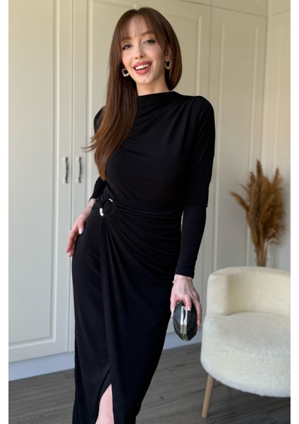 Aksesuar Detaylı Boyunlu Midi Siyah Elbise