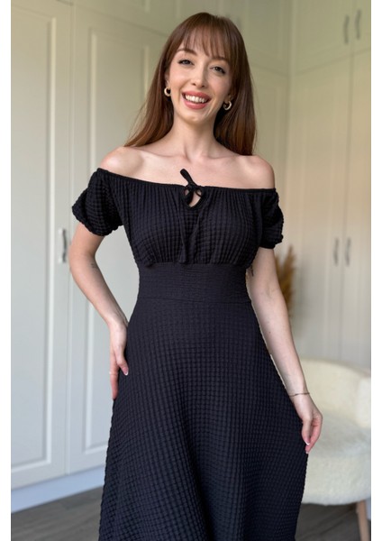 Omuzları Açık Gofre Kumaş Midi Siyah Elbise