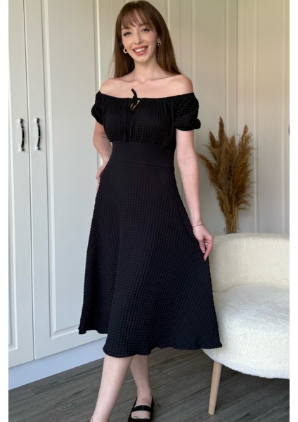 Omuzları Açık Gofre Kumaş Midi Siyah Elbise fiyatları