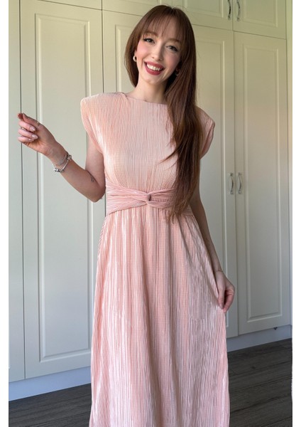 Vatkalı Krinkıl Midi Bel Detaylı Pudra Elbise