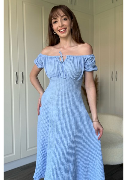 Omuzları Açık Gofre Kumaş Midi Mavi Elbise