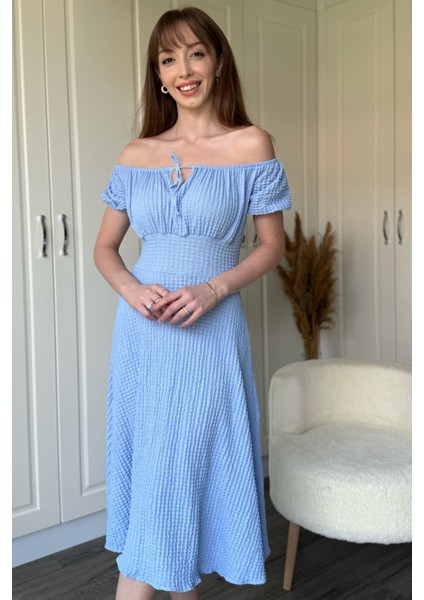 Omuzları Açık Gofre Kumaş Midi Mavi Elbise indirimleri