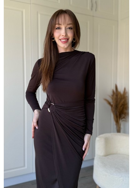 Aksesuar Detaylı Boyunlu Midi Kahverengi Elbise