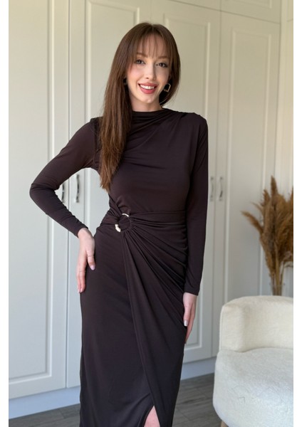 Aksesuar Detaylı Boyunlu Midi Kahverengi Elbise modelleri