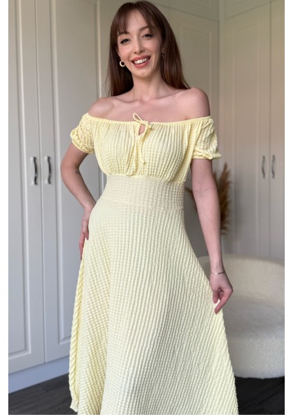 Omuzları Açık Gofre Kumaş Midi Sarı Elbise