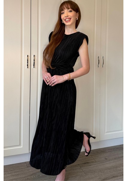 Vatkalı Krinkıl Midi Bel Detaylı Siyah Elbise