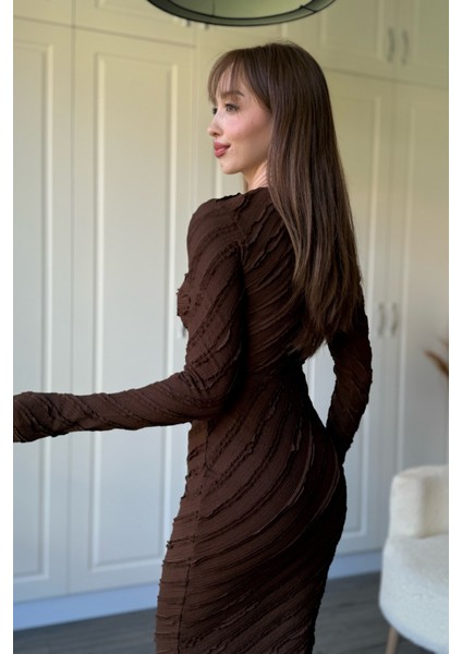 Fırfırlı V Yaka Kahverengi Midi Elbise