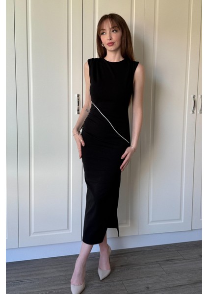 Drapeli Taş Detaylı Yırtmaçlı Midi Siyah Elbise