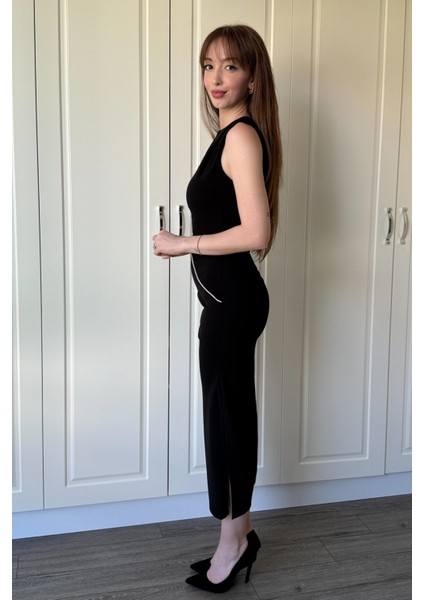 Drapeli Taş Detaylı Yırtmaçlı Midi Siyah Elbise