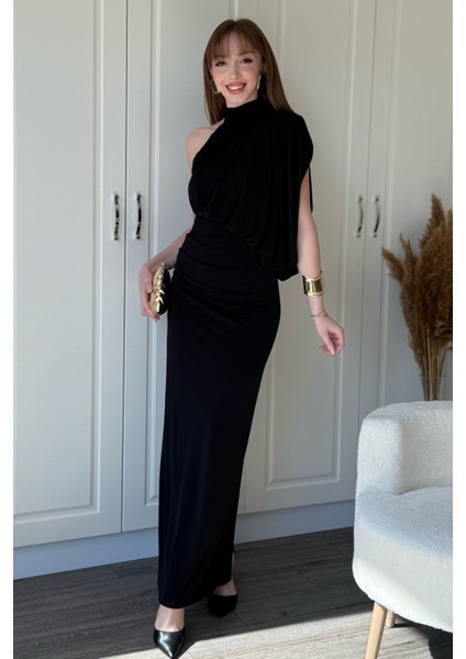 Tek Omuz Boyunlu Zarif Dökümlü Siyah Maxi Elbise