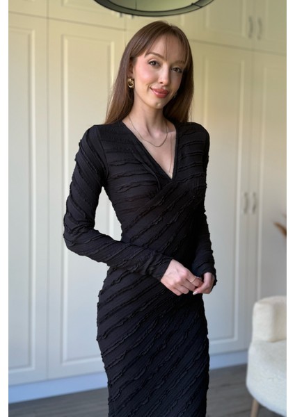 Fırfırlı V Yaka Siyah Midi Elbise