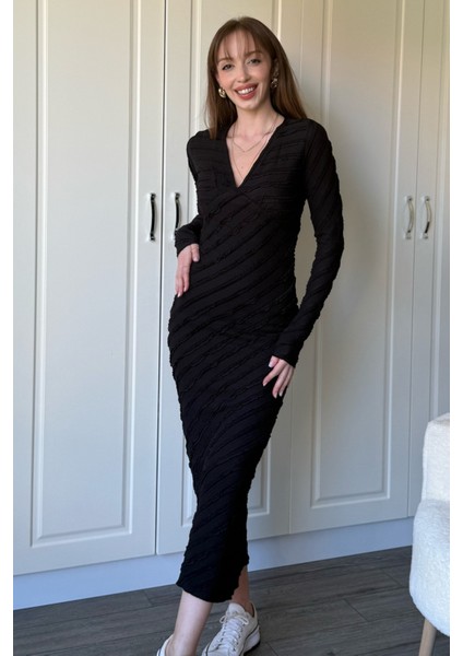 Fırfırlı V Yaka Siyah Midi Elbise