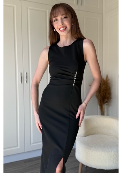 Taş Detaylı Yırtmaçlı Drapeli Siyah Elbise