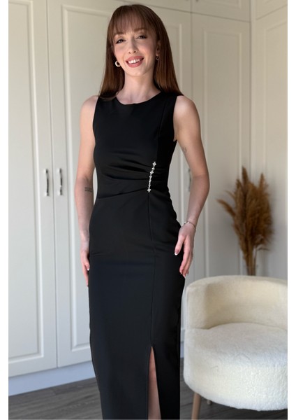 Taş Detaylı Yırtmaçlı Drapeli Siyah Elbise indirimleri