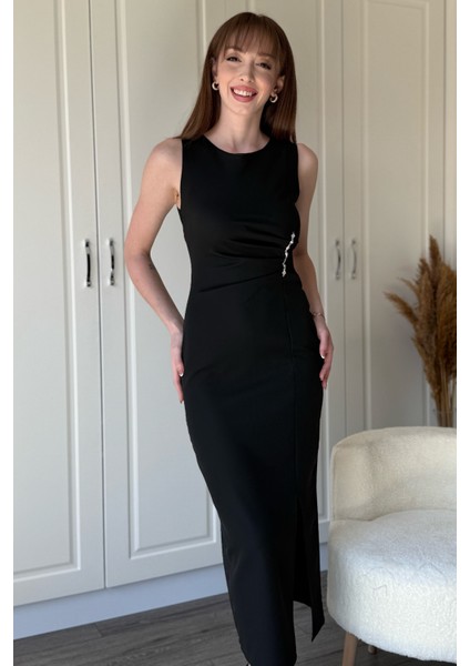 Taş Detaylı Yırtmaçlı Drapeli Siyah Elbise