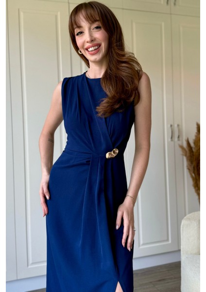 Lacivert Drapeli Aksesuar Detaylı Yırtmaçlı Midi Elbise