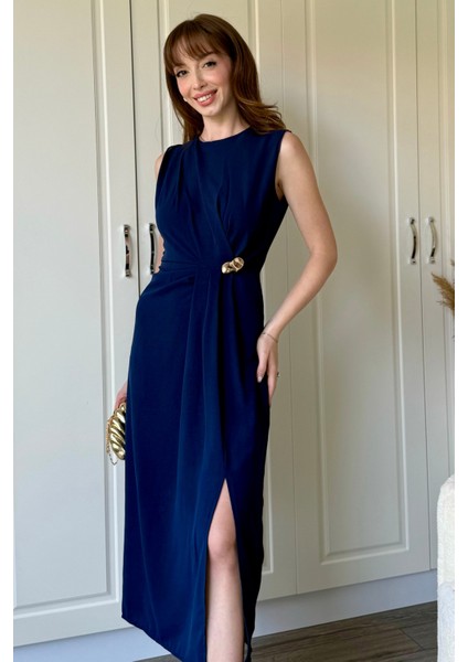 Lacivert Drapeli Aksesuar Detaylı Yırtmaçlı Midi Elbise fırsatları