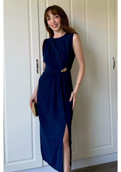 Lacivert Drapeli Aksesuar Detaylı Yırtmaçlı Midi Elbise