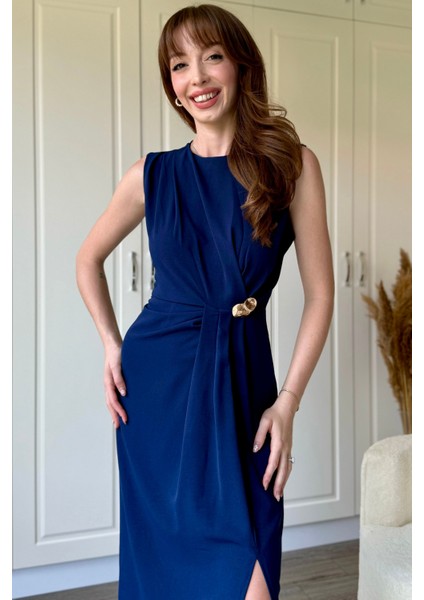 Lacivert Drapeli Aksesuar Detaylı Yırtmaçlı Midi Elbise