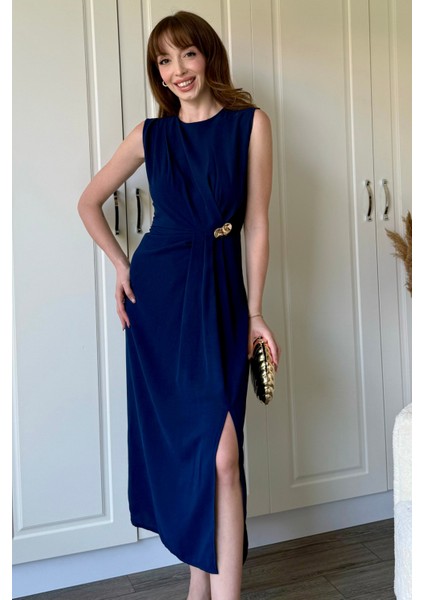 Lacivert Drapeli Aksesuar Detaylı Yırtmaçlı Midi Elbise