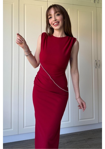 Drapeli Taş Detaylı Yırtmaçlı Midi Bordo Elbise