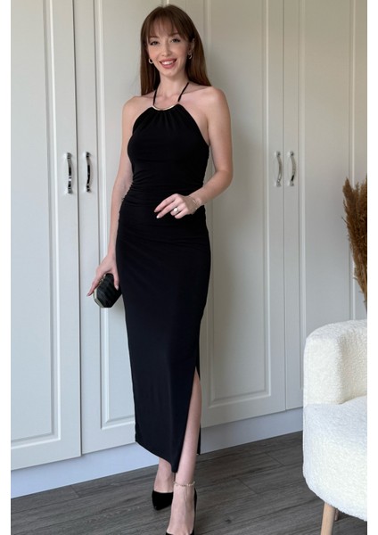 Boyundan Bağlamalı Sırt Detaylı Yırtmaçlı Drapeli Siyah Elbise