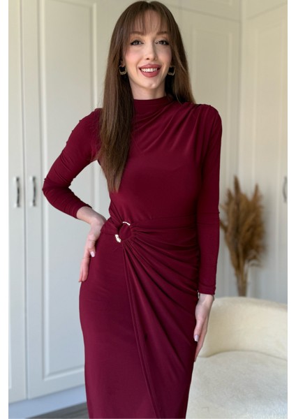 Aksesuar Detaylı Boyunlu Midi Bordo Elbise