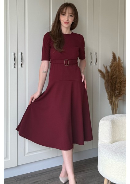 Kısa Kollu Kemerli Etekleri Volanlı Midi Bordo Elbise