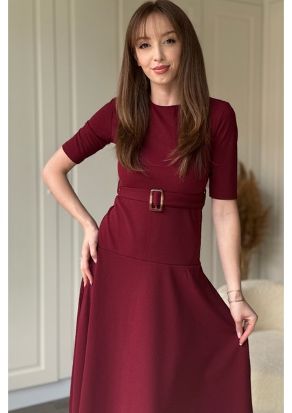 Kısa Kollu Kemerli Etekleri Volanlı Midi Bordo Elbise