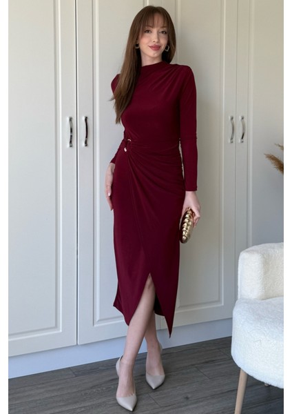 Aksesuar Detaylı Boyunlu Midi Bordo Elbise