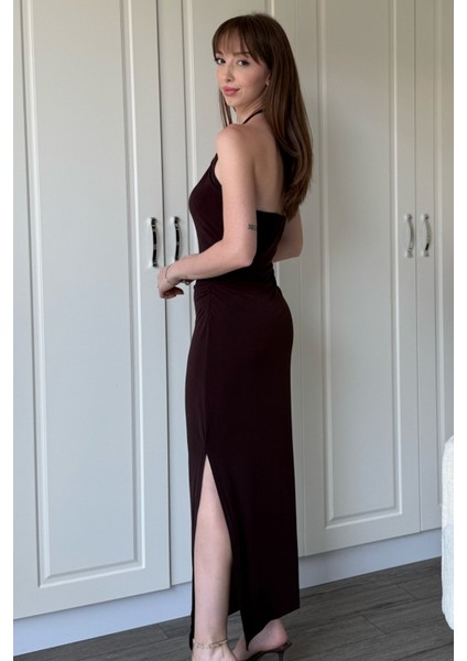 Boyundan Bağlamalı Sırt Detaylı Yırtmaçlı Drapeli Kahverengi Elbise