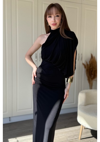 Tek Omuz Boyunlu Zarif Dökümlü Siyah Maxi Elbise