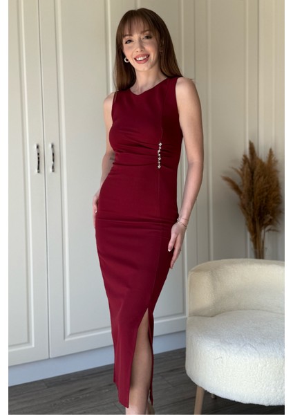 Taş Detaylı Yırtmaçlı Drapeli Bordo Elbise