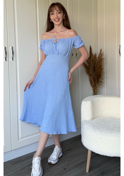 Omuzları Açık Gofre Kumaş Midi Mavi Elbise modelleri