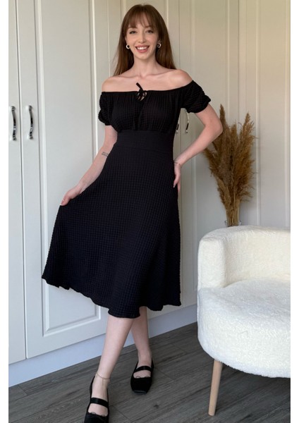 Omuzları Açık Gofre Kumaş Midi Siyah Elbise modelleri