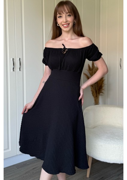 Omuzları Açık Gofre Kumaş Midi Siyah Elbise fırsatları