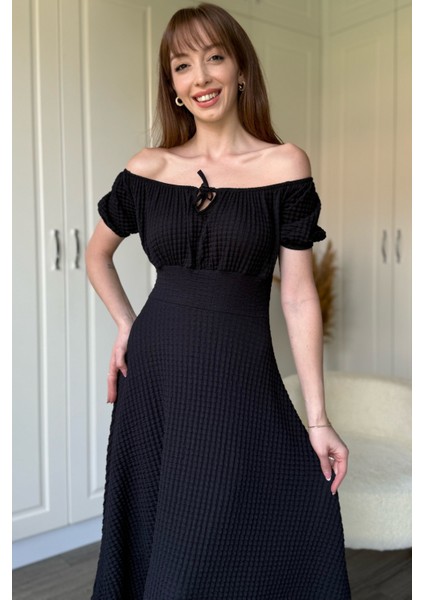 Omuzları Açık Gofre Kumaş Midi Siyah Elbise indirimleri