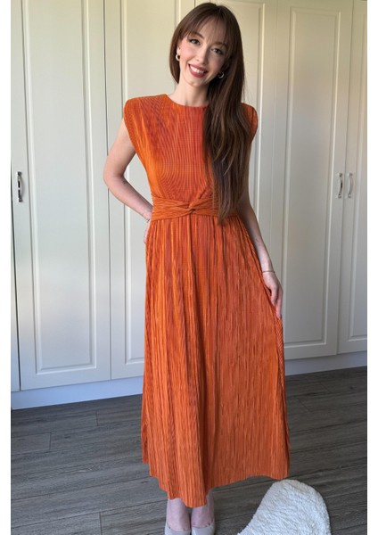 Vatkalı Krinkıl Midi Bel Detaylı Turuncu Elbise