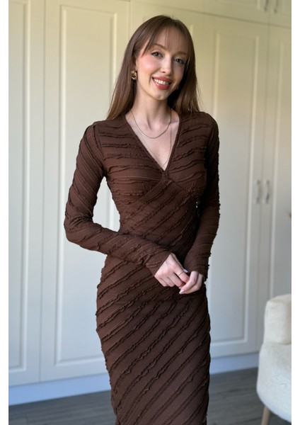 Fırfırlı V Yaka Kahverengi Midi Elbise