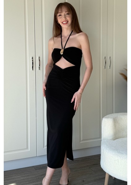 Boyundan Bağlamalı Yırtmaçlı Aksesuarlı Siyah Elbise