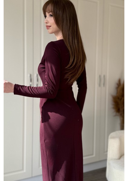 Önü Yırtmaçlı V Yaka Gold Aksesuar Detaylı Şık Midi Bordo Elbise fiyatları