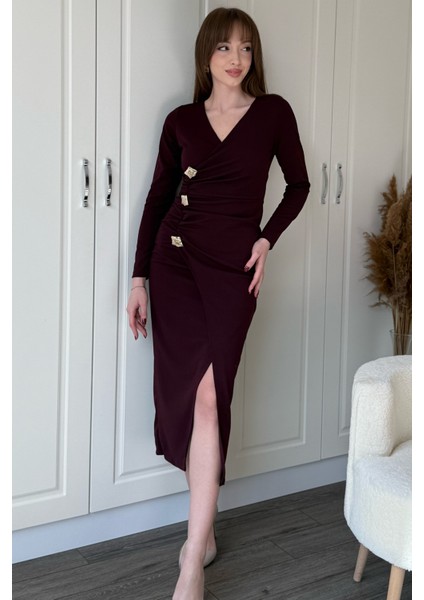 Önü Yırtmaçlı V Yaka Gold Aksesuar Detaylı Şık Midi Bordo Elbise