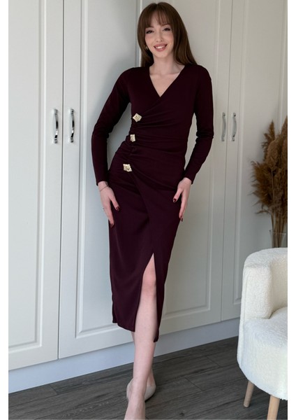 Önü Yırtmaçlı V Yaka Gold Aksesuar Detaylı Şık Midi Bordo Elbise