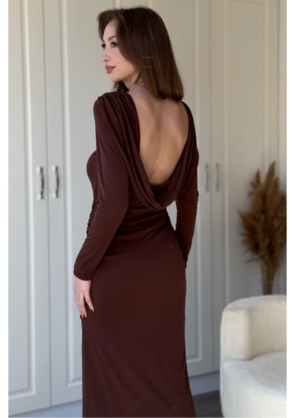 Uzun Kollu Sandy Kumaş Sırt Dekolteli Yırtmaçlı Midi Kahverengi Elbise