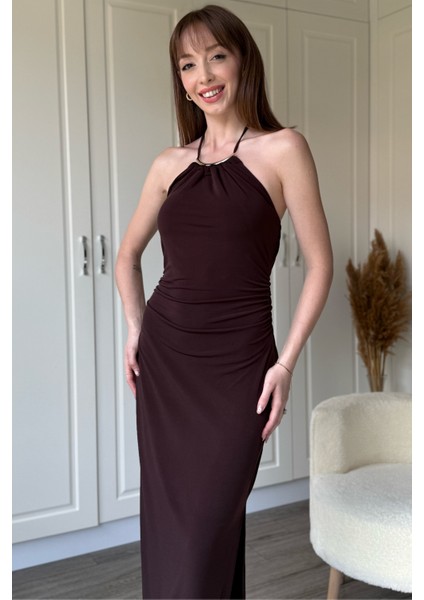 Boyundan Bağlamalı Sırt Detaylı Yırtmaçlı Drapeli Kahverengi Elbise