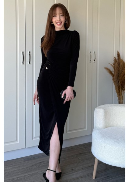 Aksesuar Detaylı Boyunlu Midi Siyah Elbise fırsatları