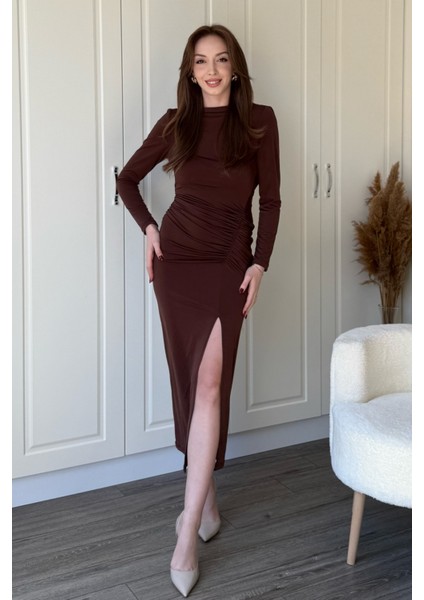 Uzun Kollu Sandy Kumaş Sırt Dekolteli Yırtmaçlı Midi Kahverengi Elbise