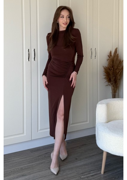 Uzun Kollu Sandy Kumaş Sırt Dekolteli Yırtmaçlı Midi Kahverengi Elbise