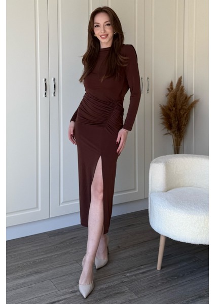 Uzun Kollu Sandy Kumaş Sırt Dekolteli Yırtmaçlı Midi Kahverengi Elbise